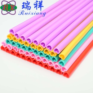 Bottiglie d'acqua riutilizzabili colorate ad alte prestazioni, senza BPA, per alimenti, con punta in silicone a forma di cuore, taglio personalizzato, dimensioni personalizzate - Product Image 1