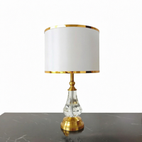 Lampe de table LED en cristal simple et luxueuse, design moderne, à intensité variable, décorative pour hôtel, chambre à coucher, chevet