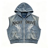 Gilet court streetwear sans manches à capuche zippé, coupe carrée, effet vieilli, avec graphique flamme en strass Kornit DTG, poche cargo et ourlet effiloché