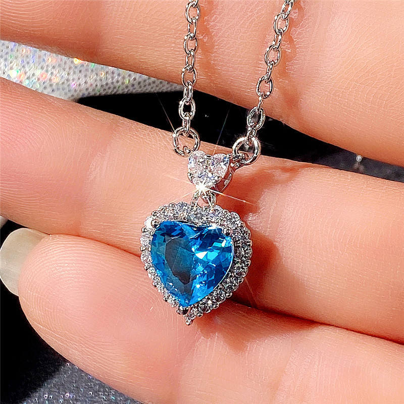 สร้อยคอสีฟ้า