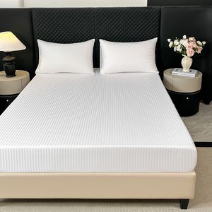 <span class=keywords><strong>Set</strong></span> di Tre Pezzi di Lenzuola con Angoli in Raso a Righe ad Alto Numero di Fili, Ecologiche, per Centri di Maternità e Assistenza Infermieristica - Product Image 2