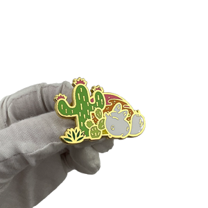 Pin de solapa con botón personalizado de seguridad de tienda única Fabricante de solapa de esmalte duro - Product Image 3