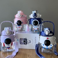 Bouteille d'eau en plastique de 1200 ml, motif astronaute mignon, grande capacité, résistante aux chutes, portable, avec paille et sangle – Vente en gros