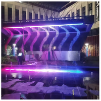Fontaine numérique moderne à rideau d'eau, cascade colorée, mur d'eau, installation commerciale extérieure sur site