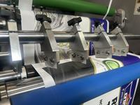 Imprimante numérique industrielle UV rouleau à rouleau pour étiquettes, découpeuse automatique d'étiquettes en rouleau, machine de découpe et de laminage de rouleaux
