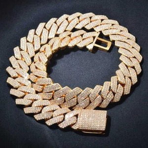 Collar de Cadena Cubana con Diamantes de Moissanita en Oferta para Hombres y Mujeres, Diseño de Joyería Hip Hop Iced Out Disponible para la Venta - Product Image 5