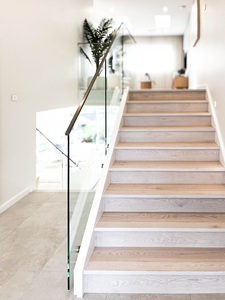 Escalier droit moderne d'intérieur BNS, escalier flottant en acier inoxydable, marches en bois, garde-corps en verre poli miroir, garantie de 5 ans - Product Image 2