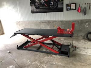 Lève-moto électrique Xinyuan avec conception à ciseaux, bascule avant/arrière, hydraulique monocylindre, hauteur de levage maximale de 115 cm, capacité de 400 kg - Product Image 1