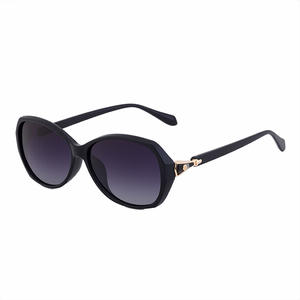 Gafas de Sol Polarizadas para Mujer Dl-D7524, Montura Pequeña, Lentes TAC, Protección UV400 Clase 2, Montura Negra - Product Image 3