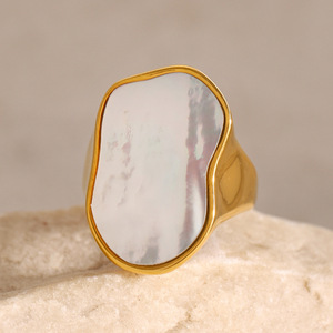 Bague tendance en acier inoxydable plaqué or 18 carats avec nacre blanche irrégulière, bijou unisexe, cadeau, forme géométrique, sertissage clos - Product Image 2