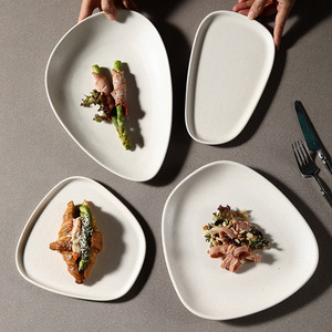 Ensemble d'<span class=keywords><strong>assiettes</strong></span> de présentation en céramique beige mat irrégulières, vaisselle de luxe pour hôtels et restaurants, assiette à dîner mate de style japonais - Product Image 4