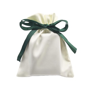 Bolsa de Regalo Pequeña de Satén Blanco Crema al por Mayor con Cinta Gris, Bolsa de Seda Personalizada con Logotipo para Joyería/Perfume, MOQ Bajo - Product Image 1