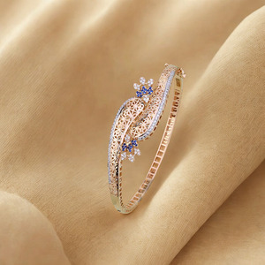 กำไลข้อมือลายดอกไม้ประดับเพชรทองคำสำหรับผู้หญิง ประดับด้วยพลอยสีน้ำเงิน ดีไซน์ลายฉลุอย่างสวยงาม เหมาะสำหรับงานปาร์ตี้และสวมใส่ในชีวิตประจำวัน - Product Image 3