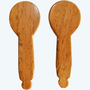 Outil facial en pierre précieuse naturelle de couleur marron en forme de cuillère gua sha - Product Image 6