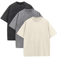 Kaos oblong katun combed berbahan breathable, model oversized, bergaya streetwear Eropa-Amerika, dengan detail distressed, lengan pendek, kerah O-neck, berat 230g.
