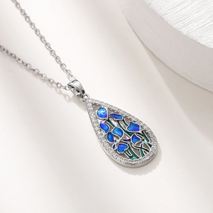 Collana con Ciondolo Floreale in Resina Smaltata da Donna, Lunga Catena per Maglione, Gioielli per Feste di Compleanno - Product Image 3