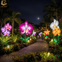 Installation de lanternes de jardin bioluminescentes, affichage lumineux des insectes pour jardin botanique, expérience lumineuse immersive nocturne