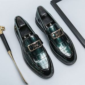 Les dernières chaussures en cuir blanc pour hommes, très populaires, avec logos métalliques, sont des chaussures en cuir élégantes, propres et simples pour hommes. - Product Image 2
