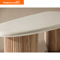 Table basse d'extérieur moderne |   Base cannelée en teck recyclé |   Top asymétrique composite confortable pour la cour, résistant aux intempéries