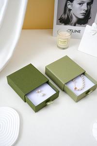 Caja de Joyería Portátil de Alta Calidad, Caja Rígida con Forro de Esponja y Logotipo Estampado en Oro para Collares, Anillos y Pendientes - Product Image 5