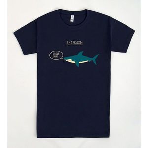 T-shirt Sharkasm blu scuro da uomo, maglietta promozionale con grafica di squali e design divertente - Product Image 1