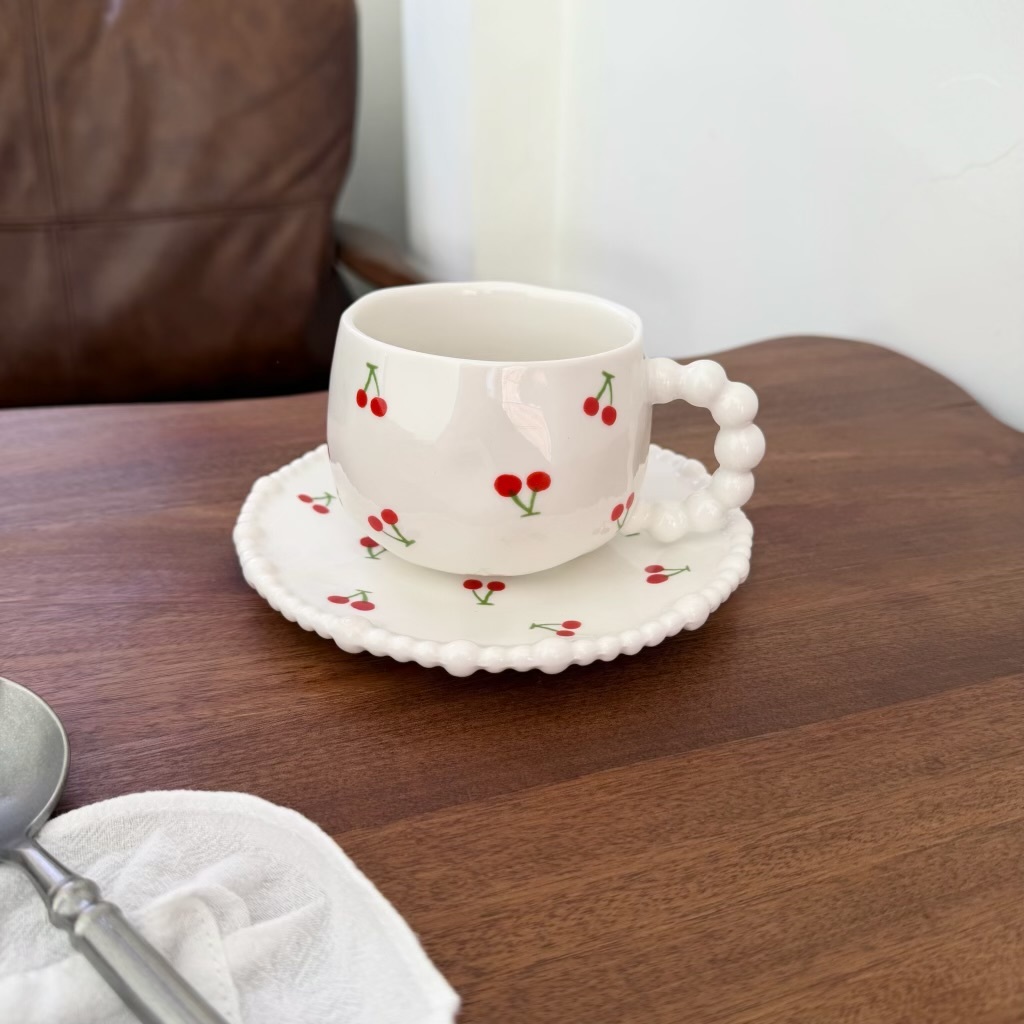 Tasse et soucoupe 320ml, motif cerises rouges.