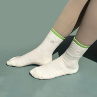 Chaussettes de Pilates pour femmes de haute qualité, personnalisées, respirantes, en coton, antidérapantes, haute élasticité, absorbant la transpiration, avec bordure colorée, pour l'extérieur