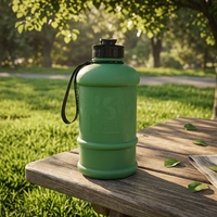 Bouteille d'eau de 2,2 L (64 oz) noire, grande capacité, anti-fuite, personnalisable pour la salle de sport, avec manchon au choix