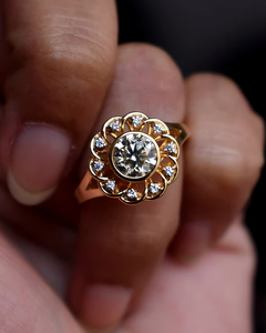 Anillo de Compromiso de Lujo con Diamante Cultivado en Laboratorio de Corte Brillante de 1.25 CT, Certificado por IGI, Oro Sólido de 14K, Chapado en Oro de 18K, Halo en Forma de Flor - Product Image 5