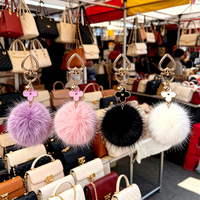 Porte-clés pompon en forme de cœur, breloque émail trèfle à quatre feuilles, pendentif de sac en fausse fourrure moelleuse, décoration de sac à main pour femme