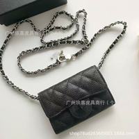 Porte-cartes mini matelassé en cuir caviar avec chaîne, sac banane classique pour femme