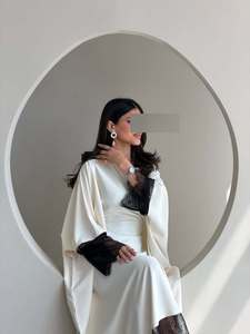 Abaya Cerrada COMMuslim, Vestido Blanco con Encaje Negro, Fabricantes de Túnicas Holgadas Personalizadas para Mercados Europeos, Americanos y de Oriente Medio - Product Image 4