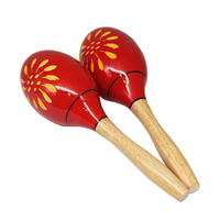 Maracas en bois à têtes rouges avec fleurs jaunes et vertes peintes à la main, boule de sable colorée de style dessin animé