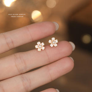 Boucles d'oreilles clous camélia en argent sterling S925, style doux et frais, bijoux polyvalents de luxe léger pour femmes, vente en gros - Product Image 4