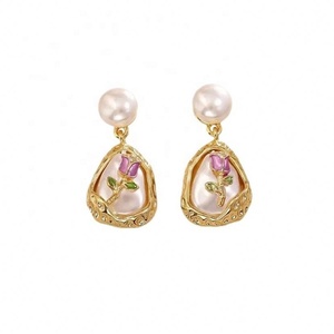 Exquisitos y Elegantes Pendientes de Perlas con Diseño Geométrico de Alta Gama, Chapados en Oro, con Engaste de Aleación de Cobre, Joyería de Moda para Mujer - Product Image 6