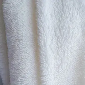 Özelleştirilmiş 200gsm battaniye mercan polar kısa kazık peluş kumaş bebek battaniyesi Minky kumaş