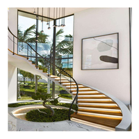 Table console avec escalier intégré en acier courbé et bois avec garde-corps en verre, design moderne, durable et sûr pour une utilisation en appartement intérieur