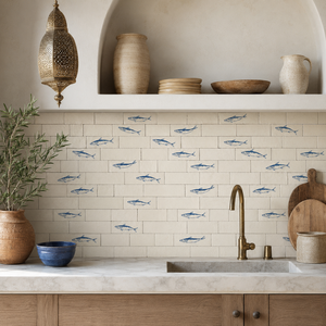 Piastrella in Ceramica Dipinta a Mano con Motivo Pesci Blu, Design Originale per Bagno e Cucina di Hotel, Decorazione Murale Mediterranea - Product Image 2