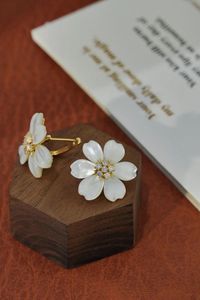 ต่างหูรูปดอกลิลลี่ทองคำ 18k ประดับเพชรธรรมชาติ ดีไซน์ใหม่จากซินฟลาย สำหรับผู้หญิง - Product Image 2