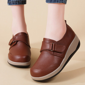 รองเท้าส้นตึกหนาสำหรับผู้หญิง หนังแท้ สไตล์เกาหลี ลำลอง ใส่สบาย แบบสวม รองเท้าคุณแม่ - Product Image 1