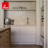 Armoires de cuisine Alland minimalistes à profil plat avec poignée intégrée, blanches ou crème, pour garde-manger, avec finition grain de bois massif