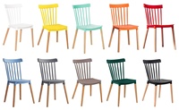 Chaises en plastique de style Windsor de différentes couleurs avec des pieds en bois