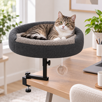 Lit de bureau pour chat avec fixation par pince, perchoir surélevé pour chat monté sur bureau, coussin rond et moelleux, lit pour chat peu encombrant pour la maison et le bureau