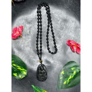 Pendentif sculpté Bouddha Acala en obsidienne noire avec Mala perlé – Protection, force et paix intérieure – Mala en pierres précieuses – Anniversaire - Product Image 1