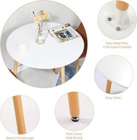 Table à manger ronde de style nordique avec pieds en bois et surface mate lisse pour les petites salles à manger, les salons et les balcons