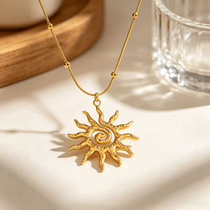 Collar con Colgante de Sol, Acero Inoxidable Dorado, Diseño Geométrico en Espiral, Joyería Unisex, Accesorio de Moda - Product Image 2