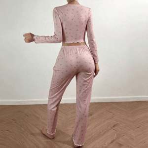I-0627 Pyjama d'été décontracté deux pièces pour femme, imprimé cœurs, taille élastique, respirant et doux, avec logo frontal - Product Image 3