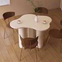 Table à manger moderne en bois de style nordique pour la maison, l'hôtel ou la villa.