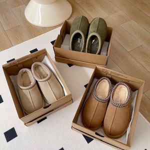 Bottes d'hiver ethniques de qualité supérieure OEM ODM, pantoufles plates en cuir et laine intégrées antidérapantes pour hommes et femmes, chaussures de couple - Product Image 1