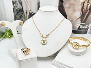 Ensemble de bijoux de portrait inspirés par des créateurs pour femmes Boucles d'oreilles et bracelet en diamant avec lettres en acier inoxydable plaqué or